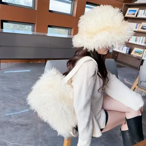 Modella con set coordinato cappello a secchiello e borsa tote in finta pelliccia
