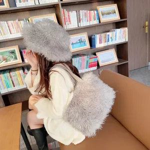 Dettaglio del set cappello alla pescatora e borsa tote coordinata in finta lana d'agnello grigia