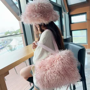 Set alla moda con cappello a secchiello e borsa tote in ecopelliccia rosa per donna inverno.