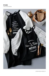 Vista dettagliata di due grembiuli da cucina a maniche lunghe con slogan inglesi stampati