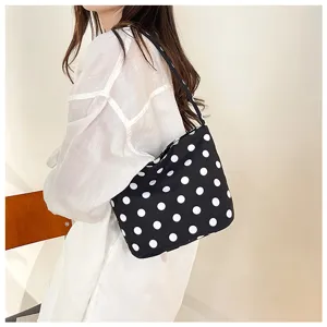 Bolso de hombro de nailon con lunares blancos y negros para un estilo de moda.