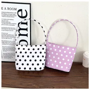 Elegantes bolsos de hombro de nailon con lunares en blanco y morado lavanda.