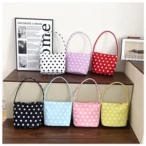 Bolsos cubo de nailon con lunares de colores en un entorno interior elegante