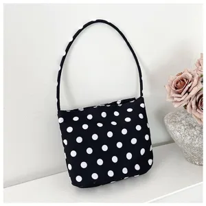 Elegante bolso de nailon con lunares blancos y negros, accesorio de moda femenino