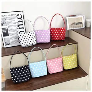 Bolsos de nylon con lunares de colores en un entorno de estilo de vida