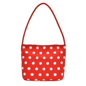 Bolso bajo el brazo de nailon rojo con lunares blancos para fiestas y regalos