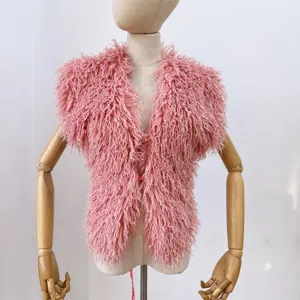 Roze harig vest van imitatie Mongoolse bont op een professionele studiomannequin