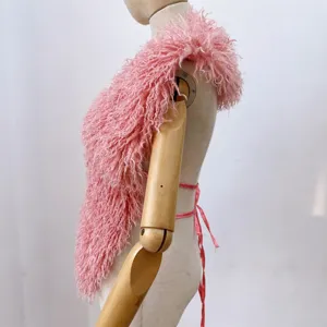Detail van roze imitatie Mongoolse bont haltertop met sexy open rug ontwerp