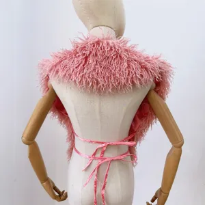 Gedetailleerd achteraanzicht van een roze imitatiebonttop met elegante lintsluiting.