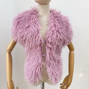 Detailweergave van een roze harige imitatiebont haltertop op een houten mannequin.