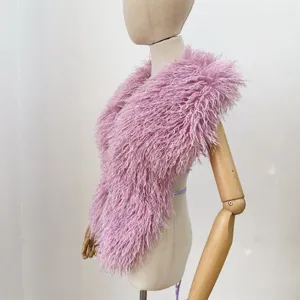 Gedetailleerd zijaanzicht van een roze Mongoolse imitatiebont haltertop op model