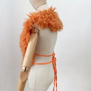 Gedetailleerd zijaanzicht van een oranje Mongoolse faux fur haltop met open rug