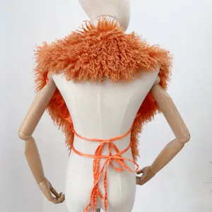 Detailweergave van een oranje top van imitatiebont met een open rug en strikjes.