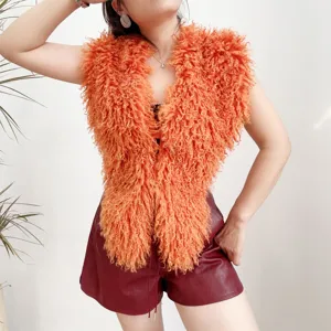 Gedetailleerd overzicht van de feloranje Mongoolse faux fur haltertop met pluizige textuur