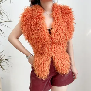 Detail van oranje haltertop van imitatie Mongoolse bont met een sexy open rug ontwerp