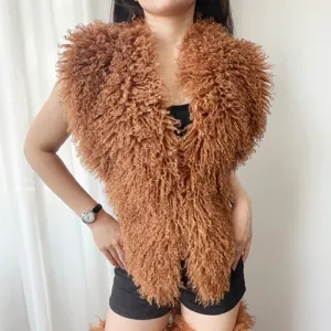 Detailopname van een bruine, krullende haltertop van imitatie Mongools schapenbont