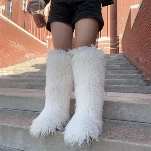 Detailweergave van hippe witte pluizige imitatie schapenvacht knielaarzen in de stad.