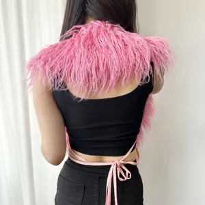 Achteraanzicht van roze imitatie Mongoolse bont haltertop met sexy strikdetails.