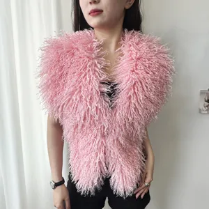 Vooraanzicht van een pluizig roze Mongools imitatiebont halstervest gedragen door model