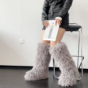 Stijlvolle grijze nepbonte knielaarzen gecombineerd met een zwarte leren jas outfit