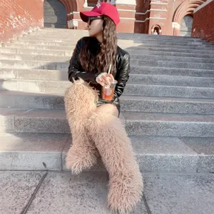 Gedetailleerde opname van trendy harige kniehoge laarzen van imitatiebont voor de wintermode