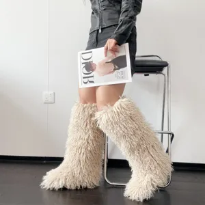 Warme crème kniehoge sneeuwlaarzen van imitatiebont voor dames met een pluche textuur.