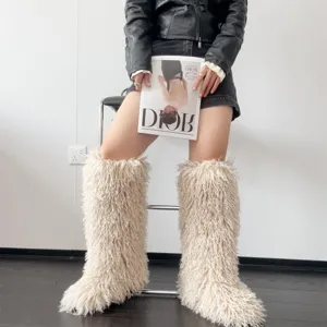 Gedetailleerde weergave van stijlvolle beige imitatie lamsvacht kniehoge snowboots