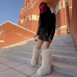 Stijlvolle kniehoge snowboots van imitatiebont voor dames in een trendy street-style setting
