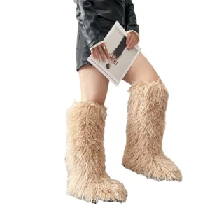Trendy beige faux fur kniehoge sneeuwlaarzen voor dames met een warme pluizige look