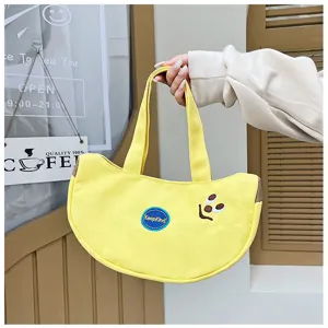 Detailansicht einer süßen gelben Bananen-Stofftasche mit lustiger Cartoon-Stickerei