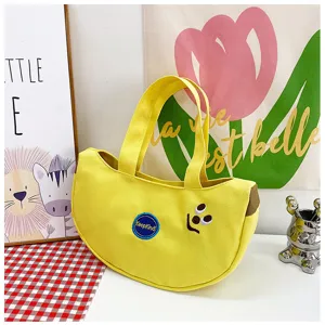 Detailansicht einer gelben Bananen-Stofftasche mit KeepKind-Aufnäher und Stickerei.