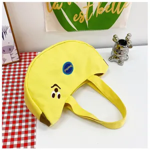 Nahaufnahme einer niedlichen Bananen-Einkaufstasche aus Segeltuch mit Cartoon-Stickerei
