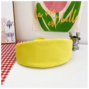 Detailansicht der gelben bananenförmigen Canvas-Tasche mit hochwertiger Textur