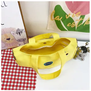 Detailansicht der oberen Öffnung und des Innenraums einer süßen gelben Canvas-Tasche.