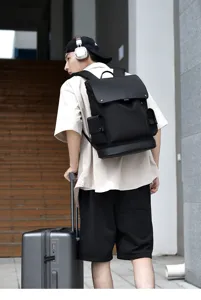 Vista detallada de la mochila negra de lona con solapa para viajes y uso al aire libre.