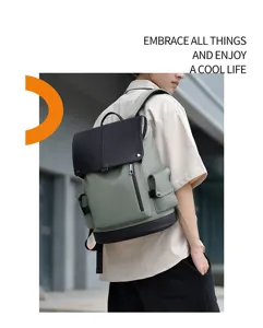 Vista detallada de la elegante mochila urbana con múltiples bolsillos y cierre de solapa.