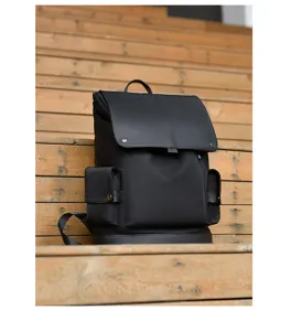 Vista detallada de la mochila de negocios impermeable negra con múltiples bolsillos.