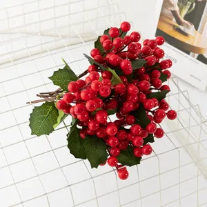 Vista dettagliata di rami di bacche rosse artificiali, decoro festivo e accessorio floreale.