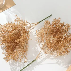 Gouden kunstmatige eucalyptus takken kleine bloemstuk decoratie voor woonkamer thuis.