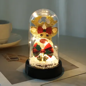 Vista dettagliata della lampada notturna renna di Natale in cupola di vetro con LED.