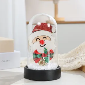 Vista dettagliata della cupola di vetro Babbo Natale luce notturna decorazione tavolo.