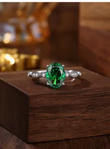 Detailopname van de elegante ovale groene edelsteen zilveren ring met schitterende diamanten.