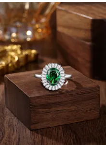 S925 sterling zilveren smaragd edelsteen cluster ring detailweergave, mooi sieraad.