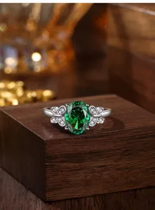 Gedetailleerde opname van de prachtige zilveren ring met een opvallende groene steen.