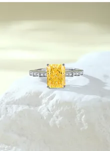 Elegantes S925 Silberring mit strahlend gelbem, rechteckigem Zirkon und funkelnden Seitensteinen.
