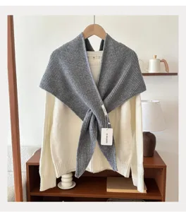 Gemütlicher Damen Strick Kreuz Schal kombiniert mit weißem Pullover Winter warmer Artikel