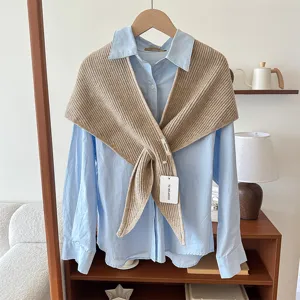 Damen Strick Kreuz Schal kombiniert mit hellblauem Hemd für Herbst Winter Mode.