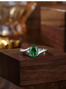 Detailopname van S925 zilveren ring met een elegante ovale groene edelsteen en accenten.