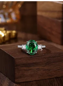 Prachtige s925 zilveren smaragd geslepen groene edelsteen ring met stralende details.