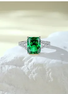 S925 sterling zilveren smaragd geslepen groene edelsteen ring detailweergave met zirkonia.